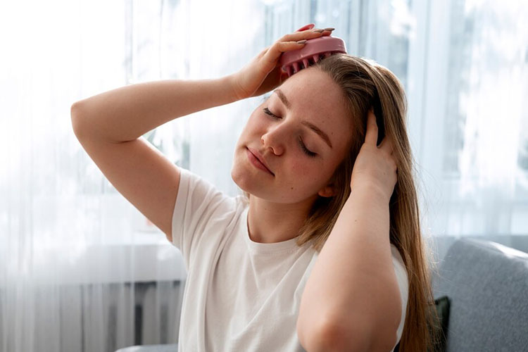 تقویت موهای نازک و کم‌پشت با ماساژ پوست سر